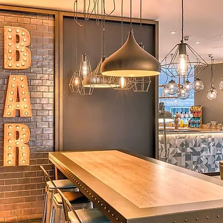 Hotel Premier North Docklands 3*